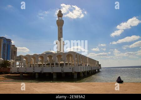 Jeddah schwimmende Moschee, liegt an der uferpromenade corniche. Stockfoto