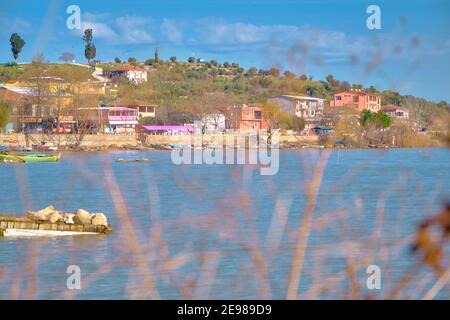 Altstadt Golyazi, Bursa, Türkei Foto nach Büschen mit dem See von uluabat während sonnigen Tages. Bursa. Türkei. 21,01.2021. Bunte Gebäude und Hügel Stockfoto