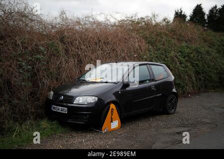 Loughborough, Leicestershire, Großbritannien. 3rd. Februar 2021. Ein Fiat Punto Auto steht durch eine DVLA-Klammer immobilisiert, weil es keine Kfz-Steuer hat. Credit Darren Heftklammer Stockfoto