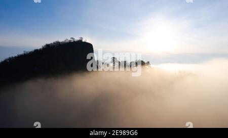 Erstaunliches geologisches Format mit Nebel. Basaltsäulen Hügel in der oberen Balaton Region in Ungarn. Der ungarische Name ist Hegyestu. Stockfoto