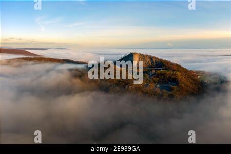 Erstaunliches geologisches Format mit Nebel. Basaltsäulen Hügel in der oberen Balaton Region in Ungarn. Der ungarische Name ist Hegyestu. Stockfoto