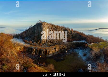 Erstaunliches geologisches Format mit Nebel. Basaltsäulen Hügel in der oberen Balaton Region in Ungarn. Der ungarische Name ist Hegyestu. Stockfoto