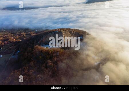 Erstaunliches geologisches Format mit Nebel. Basaltsäulen Hügel in der oberen Balaton Region in Ungarn. Der ungarische Name ist Hegyestu. Stockfoto