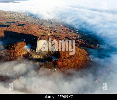 Erstaunliches geologisches Format mit Nebel. Basaltsäulen Hügel in der oberen Balaton Region in Ungarn. Der ungarische Name ist Hegyestu. Stockfoto