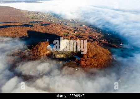 Erstaunliches geologisches Format mit Nebel. Basaltsäulen Hügel in der oberen Balaton Region in Ungarn. Der ungarische Name ist Hegyestu. Stockfoto