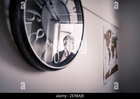 Identitätskrise oder Introspektion Konzept. Druck oder Stress aus dem Arbeitsleben. Nachdenklicher Mann am Fenster. Spiegelung einer Person aus der Uhr. Stockfoto