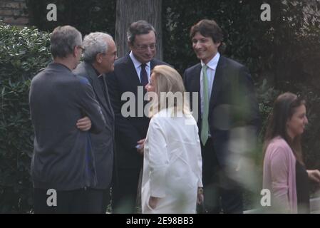 Neptun, Italu. November 2013, 12th. 11/12/2013 - Roma Mario Draghi, Präsident der Europäischen Zentralbank vom 1. November 2011, mit seiner Familie, seiner Frau Serena hat (weißer Mantel) und seinem Sohn James, an der Namenszeremonie seines Neffen in der Kirche St. Agnes in Rom teilnehmen. Mario Draghi spricht vor der Zeremonie mit einem Priester und gesteht es scheint. Exclusve (Foto by IPA/Sipa USA) Quelle: SIPA USA/Alamy Live News Stockfoto