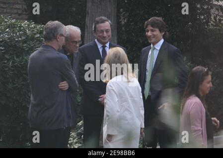 Neptun, Italu. November 2013, 12th. 11/12/2013 - Roma Mario Draghi, Präsident der Europäischen Zentralbank vom 1. November 2011, mit seiner Familie, seiner Frau Serena hat (weißer Mantel) und seinem Sohn James, an der Namenszeremonie seines Neffen in der Kirche St. Agnes in Rom teilnehmen. Mario Draghi spricht vor der Zeremonie mit einem Priester und gesteht es scheint. Exclusve (Foto by IPA/Sipa USA) Quelle: SIPA USA/Alamy Live News Stockfoto