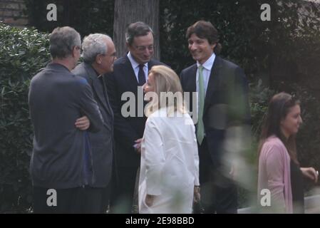 Neptun, Italu. November 2013, 12th. 11/12/2013 - Roma Mario Draghi, Präsident der Europäischen Zentralbank vom 1. November 2011, mit seiner Familie, seiner Frau Serena hat (weißer Mantel) und seinem Sohn James, an der Namenszeremonie seines Neffen in der Kirche St. Agnes in Rom teilnehmen. Mario Draghi spricht vor der Zeremonie mit einem Priester und gesteht es scheint. Exclusve (Foto by IPA/Sipa USA) Quelle: SIPA USA/Alamy Live News Stockfoto