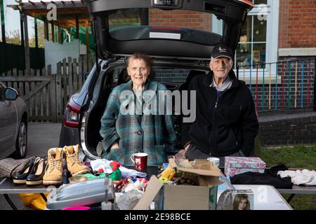 Mode und Stil Bilder von Hipstern bei Dalston Boot Verkauf Während der Covid-Pandemie Stockfoto