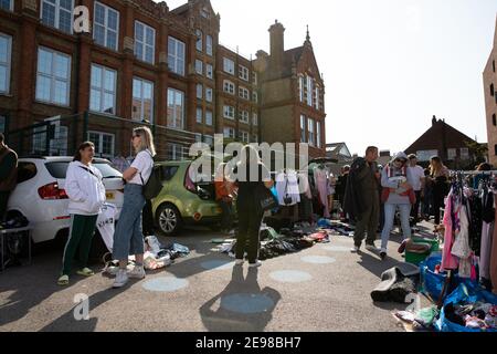 Mode und Stil Bilder von Hipstern bei Dalston Boot Verkauf Während der Covid-Pandemie Stockfoto