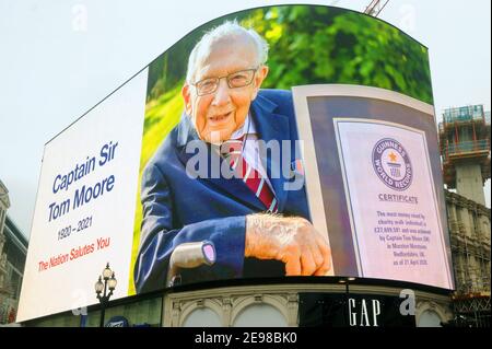 London, Großbritannien. Februar 2021, 3rd. Captain Sir Tom Moore Tribut in Lights am Piccadilly Circus. Kredit: JOHNNY ARMSTEAD/Alamy Live Nachrichten Stockfoto