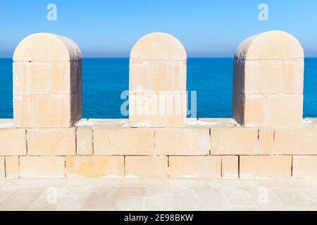 Alexandria, Ägypten. Befestigungsmauer der Zitadelle von Qaitbay oder der Festung von Qaitbay, 15th-Jahrhundert defensive Festung auf dem Mittelmeer s befindet Stockfoto