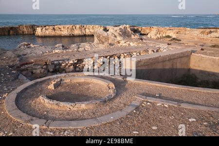 Montazah Strand, Alexandria, Ägypten. Küstenlandschaft mit alten Steinbefestigungen Stockfoto