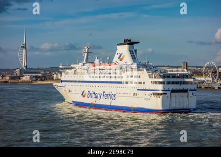 Portsmouth Harbour Und Spinnaker Tower Stockfoto