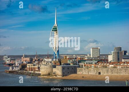 Portsmouth Harbour Und Spinnaker Tower Stockfoto