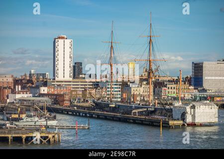 Portsmouth Harbour Und Spinnaker Tower Stockfoto