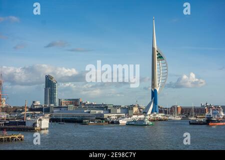 Portsmouth Harbour Und Spinnaker Tower Stockfoto