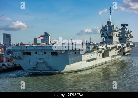 Portsmouth Harbour Und Spinnaker Tower Stockfoto