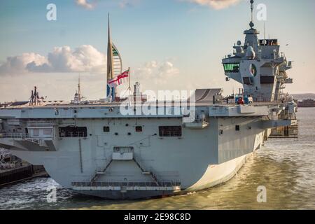 Portsmouth Harbour Und Spinnaker Tower Stockfoto