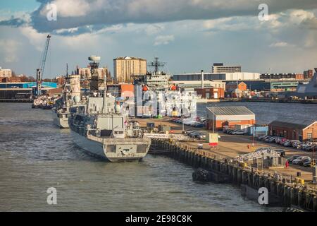 Portsmouth Harbour Und Spinnaker Tower Stockfoto