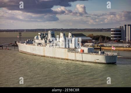 Portsmouth Harbour & Spinnaker Tower, HMS Queen Elizabeth, Brittany Ferries MV Bretagne, HMNB Portsmouth, HMS Warrior, HMS Dauntless und HMS Lancaster Stockfoto