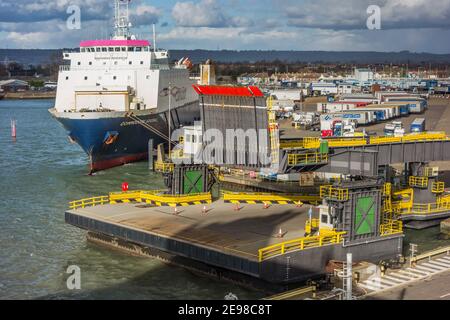 Portsmouth Harbour Und Spinnaker Tower Stockfoto
