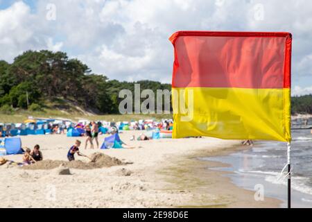 Die gelb-rote Flagge für das Gebiet an der Ostsee auf der Insel Usedom, das im Sommer von Rettungsschwimmern überwacht wird. Stockfoto