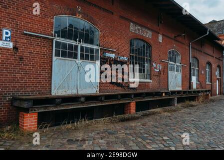Die Verladerampe eines alten Lagerhauses, Verladerampe und ein Schiebetor eines alten Lagerhauses, schwarz-weiß Foto Stockfoto