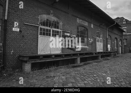 Die Verladerampe eines alten Lagerhauses, Verladerampe und ein Schiebetor eines alten Lagerhauses, schwarz-weiß Foto Stockfoto