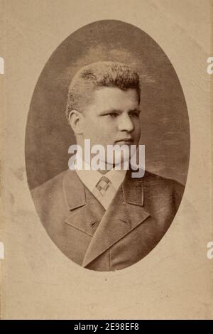 Deutschland - CA. 1910-20s: Jugendporträt aus nächster Nähe im Studio. Vintage Schrank Karte Edwardian Ära männlich Porträt Foto Stockfoto