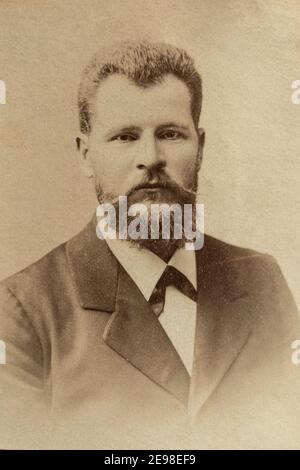 Deutschland - CA. 1910-20s: Reiche reife Mann Porträt Nahaufnahme im Studio. Vintage Schrank Karte Edwardian Ära männlich Porträt Foto Stockfoto