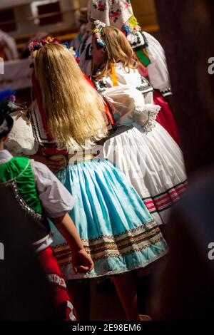 Mädchen in traditionellen mährischen kroatischen Kostümen bei der festlichen Messe in Jevisovka im Rahmen des Festivals Kiritof gekleidet. Jevisovka, Tschechische Republik. Stockfoto