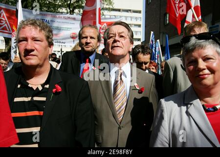 SPD-Vorsitzender Franz Müntefering hat sich dem marsch der 1. Mai-Kundgebung des Deutschen Gewerkschaftsbundes angeschlossen. Ziel der Prozession ist der Landschaftspark Nord in Duisburg, wo er inmitten heftiger Proteste aus dem Publikum sprach. Fliegende Eier wurden von Polizeibeamten mit ihren Schilden abgestoßen. Müntefering macht dann einen Rundgang durch die Stände der Gewerkschaftsgruppen, wo er mit einigen Genossen ein Bier trinkt. Stockfoto