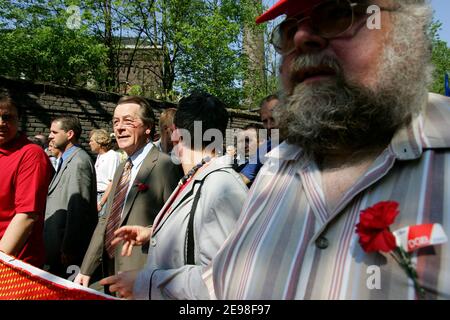 SPD-Vorsitzender Franz Müntefering hat sich dem marsch der 1. Mai-Kundgebung des Deutschen Gewerkschaftsbundes angeschlossen. Ziel der Prozession ist der Landschaftspark Nord in Duisburg, wo er inmitten heftiger Proteste aus dem Publikum sprach. Fliegende Eier wurden von Polizeibeamten mit ihren Schilden abgestoßen. Müntefering macht dann einen Rundgang durch die Stände der Gewerkschaftsgruppen, wo er mit einigen Genossen ein Bier trinkt. Stockfoto