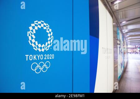 Tokio, Japan. Februar 2021, 03rd. Werbeplakat für die Olympischen Spiele 2020 in Tokio im Shinjuku-Bahnhof das Internationale Olympische Komitee (IOC) und das lokale Organisationskomitee bestätigten offiziell, dass die Olympischen Spiele jetzt von Freitag, dem 23rd. Juli bis Sonntag, dem 8th. August 2021 stattfinden werden. Kredit: SOPA Images Limited/Alamy Live Nachrichten Stockfoto