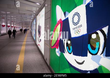 Tokio, Japan. Februar 2021, 03rd. Werbeplakat für die Olympischen Spiele 2020 in Tokio im Shinjuku-Bahnhof das Internationale Olympische Komitee (IOC) und das lokale Organisationskomitee bestätigten offiziell, dass die Olympischen Spiele jetzt von Freitag, dem 23rd. Juli bis Sonntag, dem 8th. August 2021 stattfinden werden. Kredit: SOPA Images Limited/Alamy Live Nachrichten Stockfoto