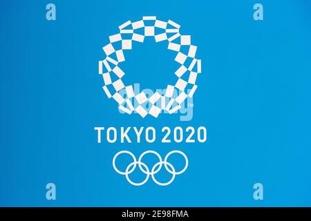 Tokio, Japan. Februar 2021, 03rd. Tokyo 2020 Olympic Games Logo auf einer Werbetafel im Shinjuku Bahnhof.das Internationale Olympische Komitee (IOC) und das lokale Organisationskomitee bestätigten offiziell, dass die Olympischen Spiele jetzt von Freitag, dem 23rd. Juli bis Sonntag, dem 8th. August 2021 stattfinden werden. Kredit: SOPA Images Limited/Alamy Live Nachrichten Stockfoto