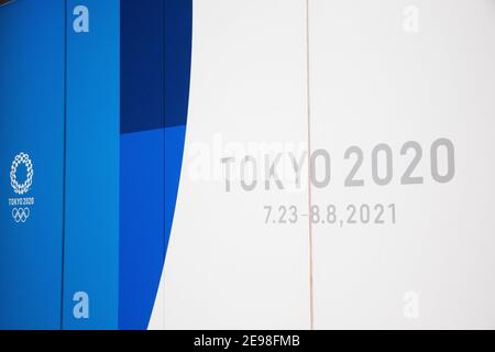 Tokio, Japan. Februar 2021, 03rd. Tokyo Olympischen Spiele 2020 Werbeplakat innerhalb Shinjuku Station mit dem aktualisierten Datum.das Internationale Olympische Komitee (IOC) und das lokale Organisationskomitee bestätigten offiziell, dass die Olympischen Spiele jetzt von Freitag, 23rd. Juli bis Sonntag, 8th. August 2021 stattfinden werden. Kredit: SOPA Images Limited/Alamy Live Nachrichten Stockfoto