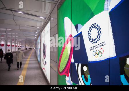 Tokio, Japan. Februar 2021, 03rd. Werbeplakat für die Olympischen Spiele 2020 in Tokio im Shinjuku-Bahnhof das Internationale Olympische Komitee (IOC) und das lokale Organisationskomitee bestätigten offiziell, dass die Olympischen Spiele jetzt von Freitag, dem 23rd. Juli bis Sonntag, dem 8th. August 2021 stattfinden werden. Kredit: SOPA Images Limited/Alamy Live Nachrichten Stockfoto