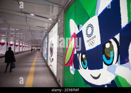 Tokio, Japan. Februar 2021, 03rd. Werbeplakat für die Olympischen Spiele 2020 in Tokio im Shinjuku-Bahnhof das Internationale Olympische Komitee (IOC) und das lokale Organisationskomitee bestätigten offiziell, dass die Olympischen Spiele jetzt von Freitag, dem 23rd. Juli bis Sonntag, dem 8th. August 2021 stattfinden werden. Kredit: SOPA Images Limited/Alamy Live Nachrichten Stockfoto