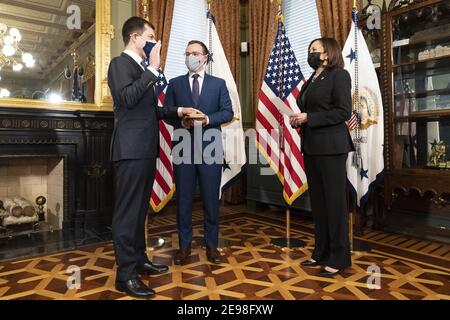 Washington, Usa. Februar 2021, 03rd. Die Vizepräsidentin der Vereinigten Staaten, Kamela Harris, schwört in Pete Buttigieg als Transportminister, während sein Mann Buttigieg am 3. Februar 2021 im Weißen Haus in Washington, DC, verfolgt hat. Pool Foto von Chris Kleponis/UPI Kredit: UPI/Alamy Live Nachrichten Stockfoto