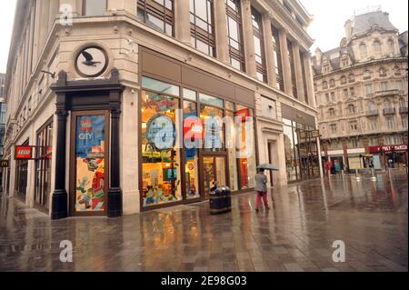 London, Großbritannien. Februar 2021, 3rd. Regen im London West End. Kredit: JOHNNY ARMSTEAD/Alamy Live Nachrichten Stockfoto
