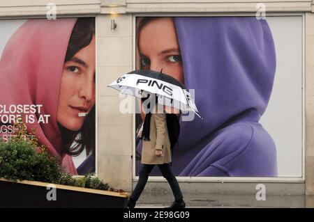 London, Großbritannien. Februar 2021, 3rd. Regen im London West End. Kredit: JOHNNY ARMSTEAD/Alamy Live Nachrichten Stockfoto