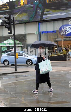 London, Großbritannien. Februar 2021, 3rd. Regen im London West End. Kredit: JOHNNY ARMSTEAD/Alamy Live Nachrichten Stockfoto