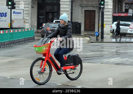 London, Großbritannien. Februar 2021, 3rd. Regen im London West End. Kredit: JOHNNY ARMSTEAD/Alamy Live Nachrichten Stockfoto