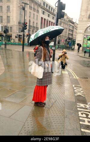 London, Großbritannien. Februar 2021, 3rd. Regen im London West End. Kredit: JOHNNY ARMSTEAD/Alamy Live Nachrichten Stockfoto