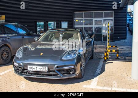 Porsche Turbo Hybrid-Elektroauto laden mit High-Power-Ladetechnologie. Russland, Sankt Petersburg. 14. april 2018 Stockfoto
