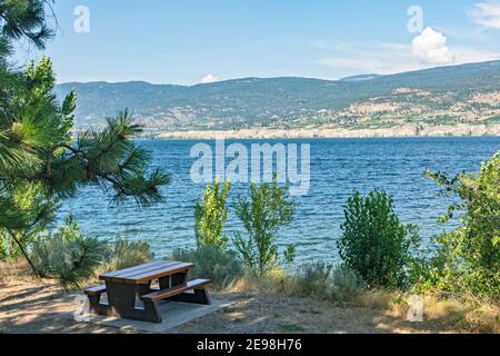 Erholungsgebiet mit schöner Übersicht über einen See und Berge. Stockfoto