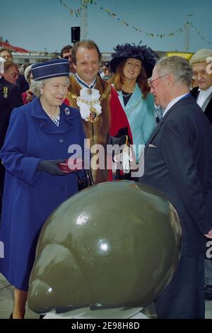 John Burton vom Hastings Winkle Club überreicht Queen Elizabeth II eine goldene Winkle Brosche und Ehrenmitgliedschaft. Hastings Old Town, East Sussex, England, Großbritannien. 6th. Juni 1997 Stockfoto